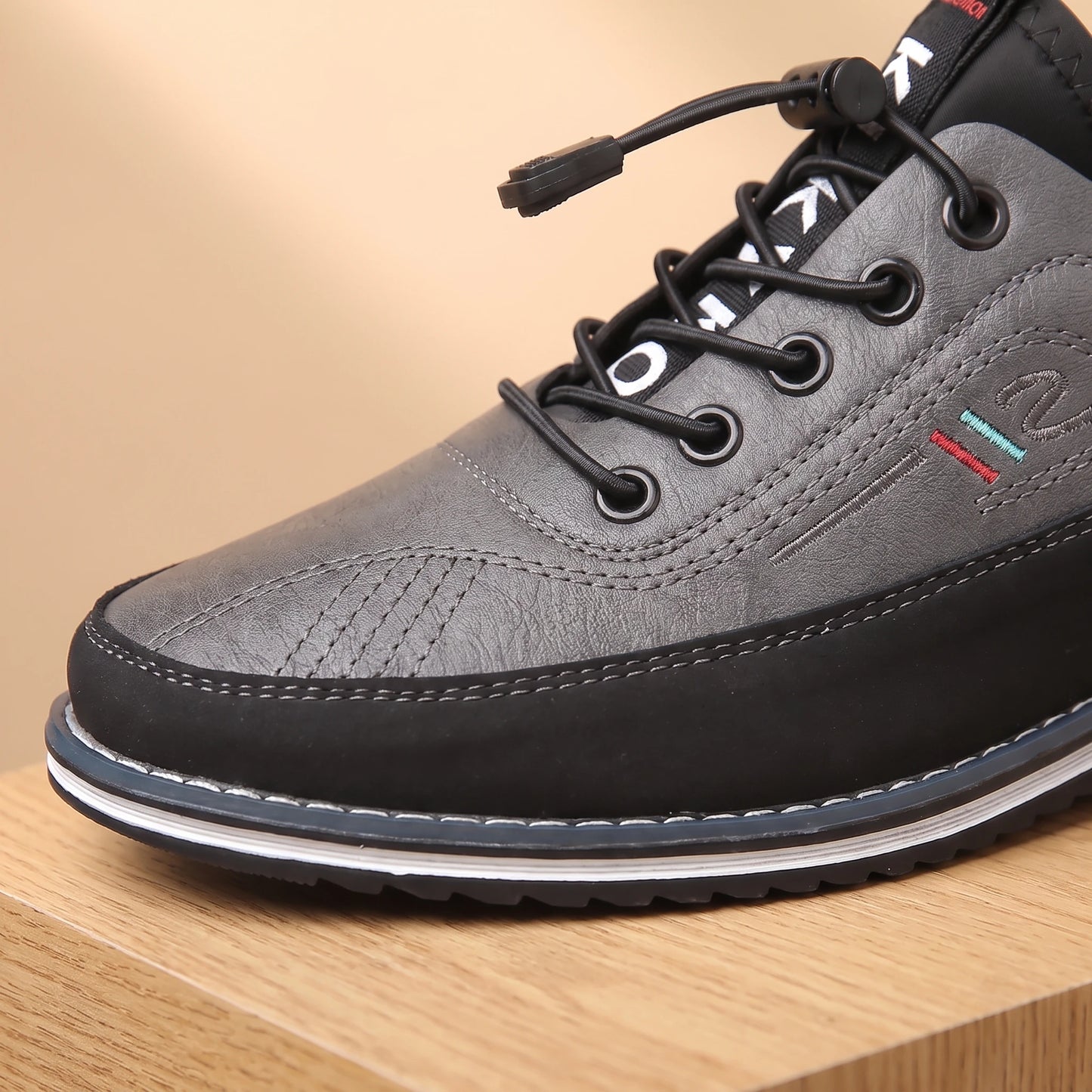 SMART CASUAL SNEAKERS close-up detail of the toe, contrast stitching and elastic laces
