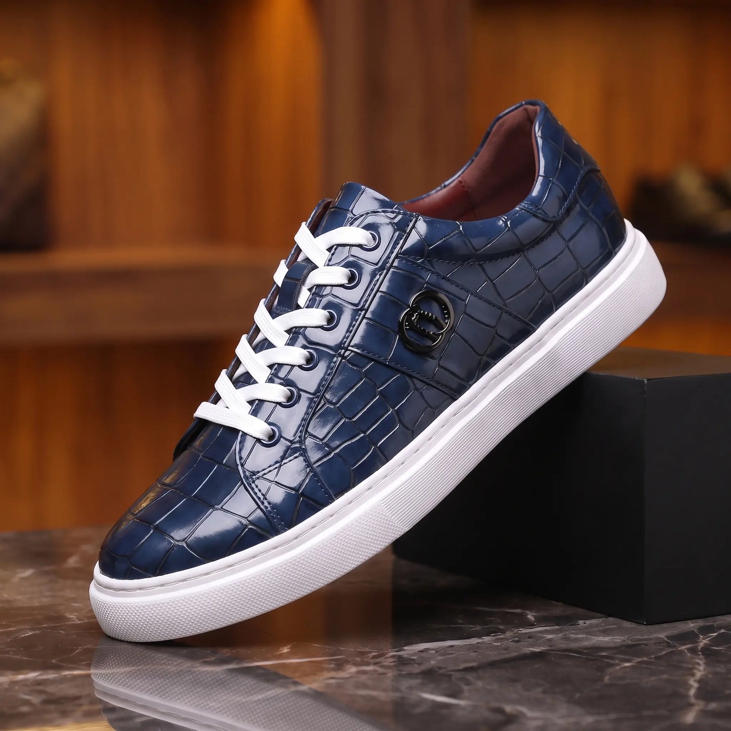 GLOSSY CROC  PATTERN SNEAKER