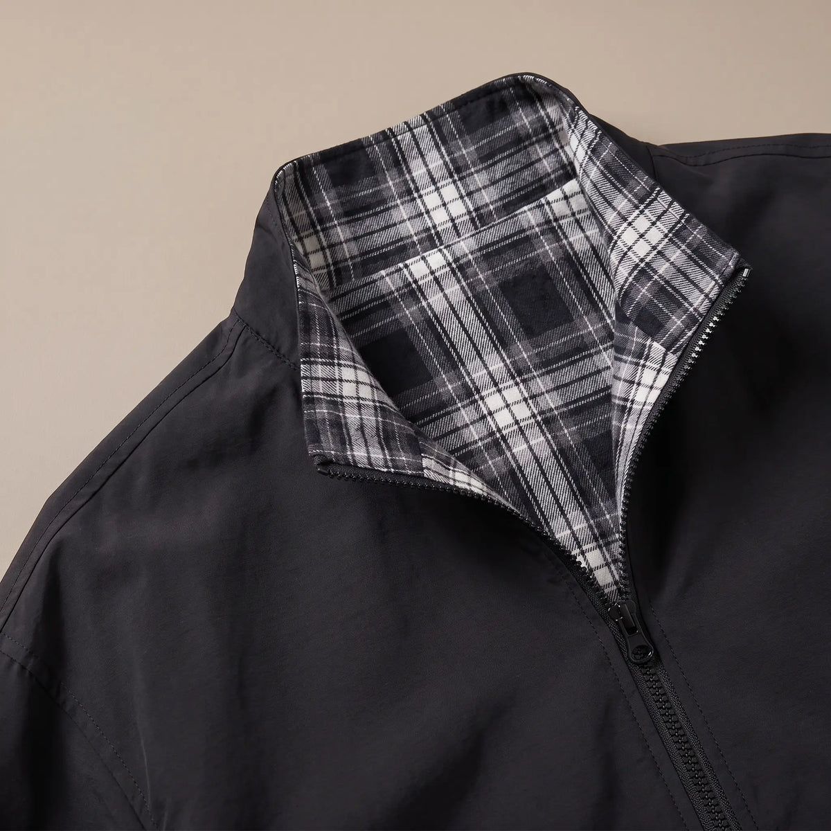 Close up of the LIGHT REVERSIBLE JACKET plaid-lined stand collar