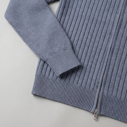Ribbed cuff, vertical ribs and ribbed hem of the grey knit cardigan laid flat