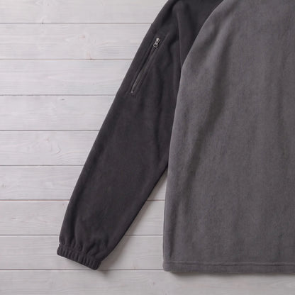 Close up of the RAGLAN ZIP FLEECE sleeve zip pocket and elastic cuff