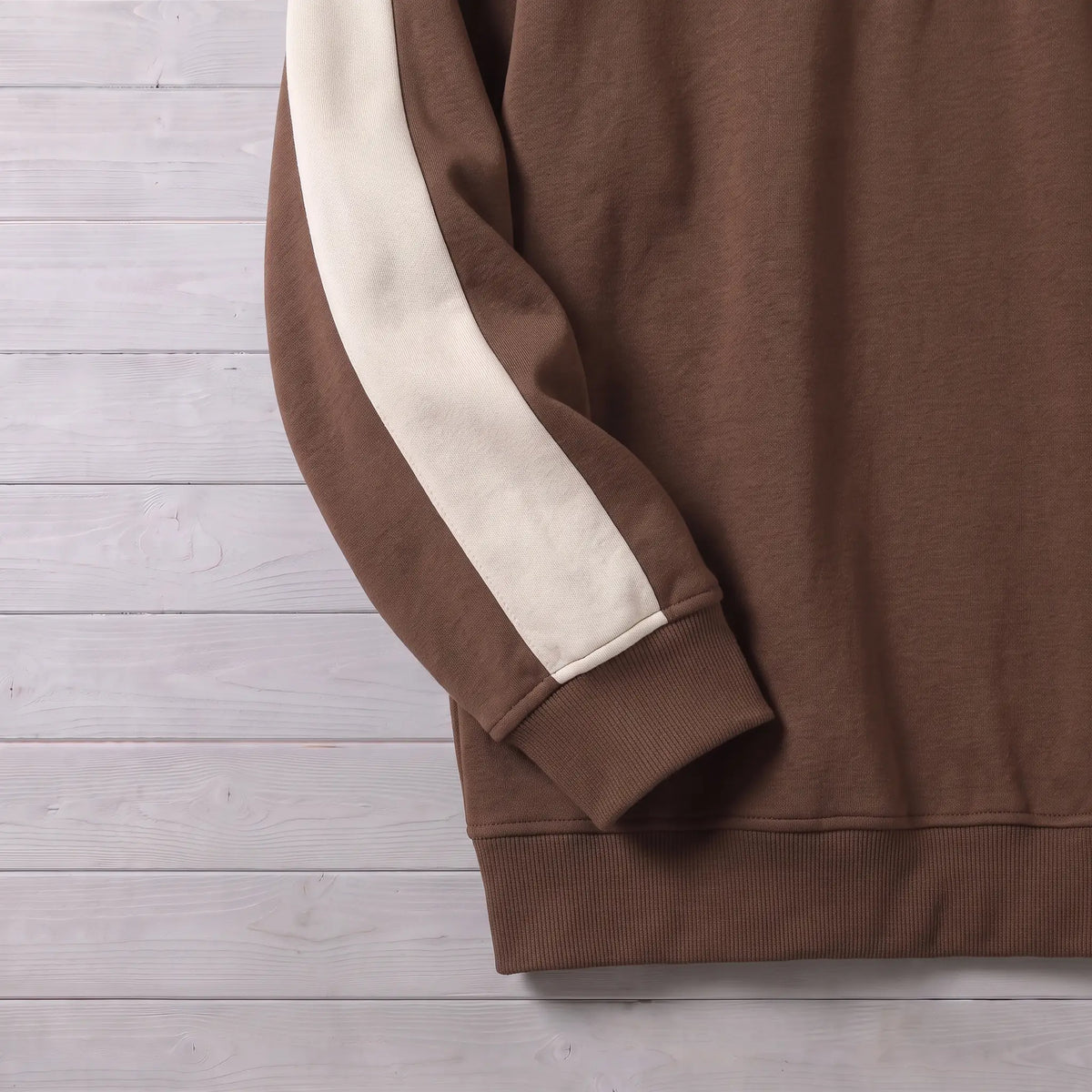 RETRO COLLAR SWEATSHIRT close-up of the contrast sleeve, rib cuff and hem, brown