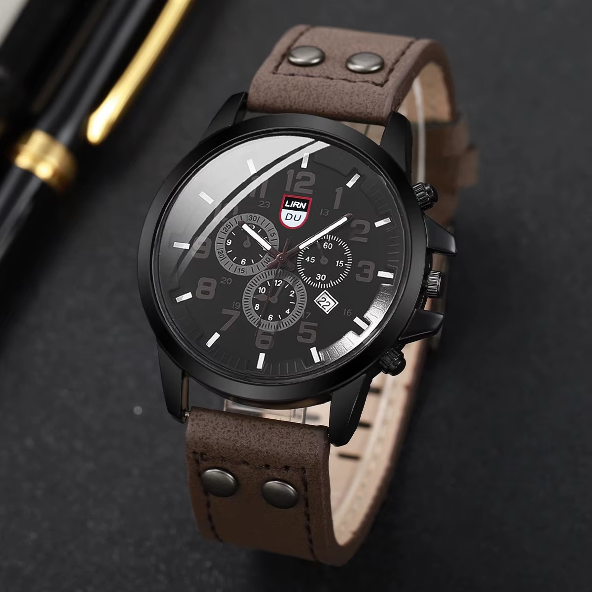 Classic Leather Quartz Wristwatch