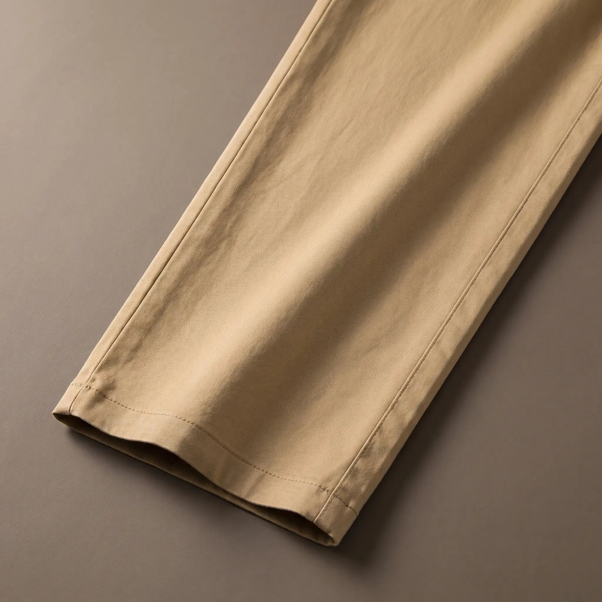 Close up of the SLIM COTTON CHINOS cotton weave and hem