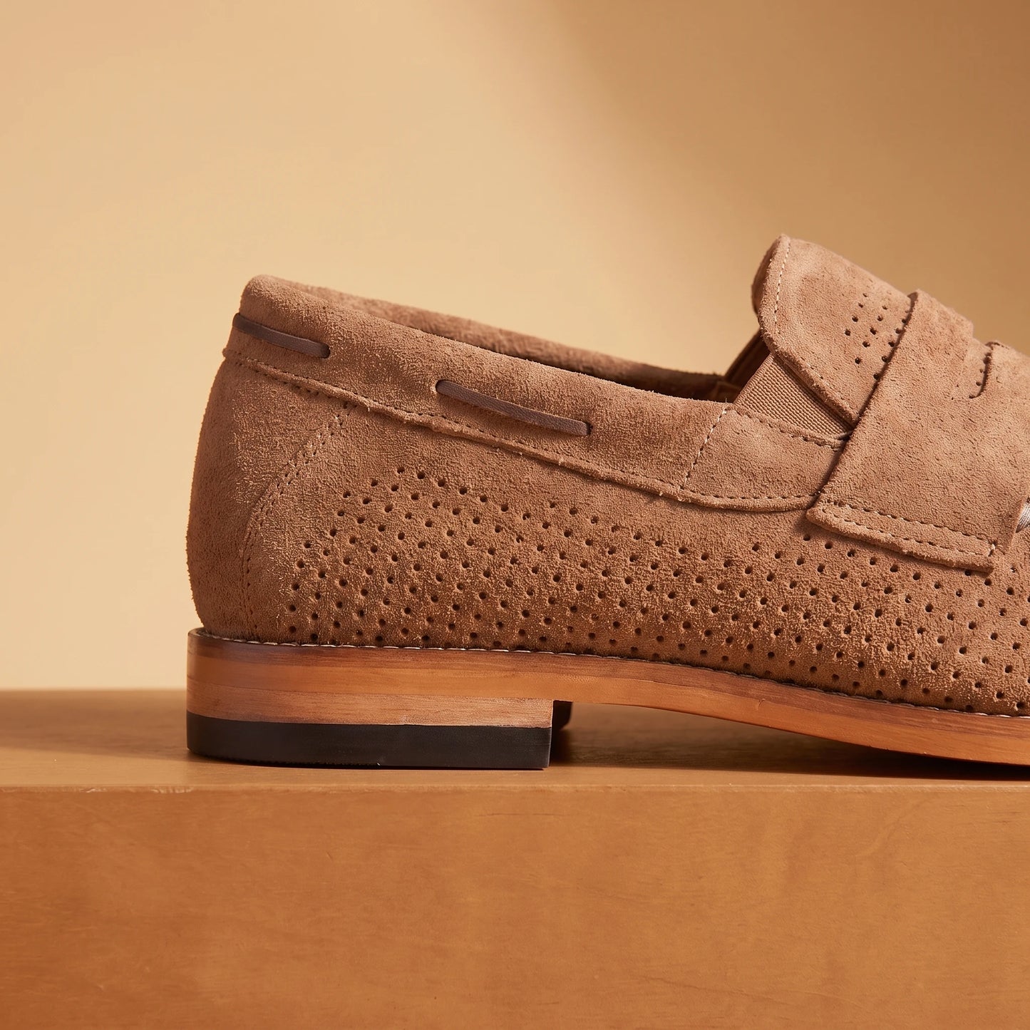 SOFT MOC LOAFERS brown, close-up of heel, side perforations and stitched sole edge