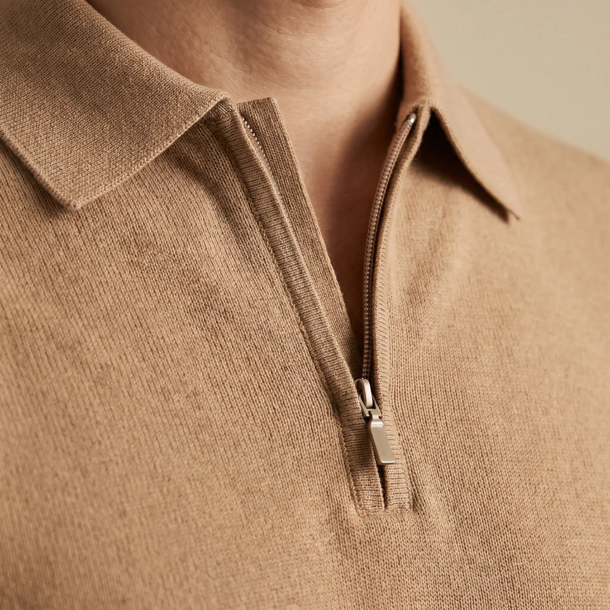SPREAD COLLAR KNIT collar and zip detail