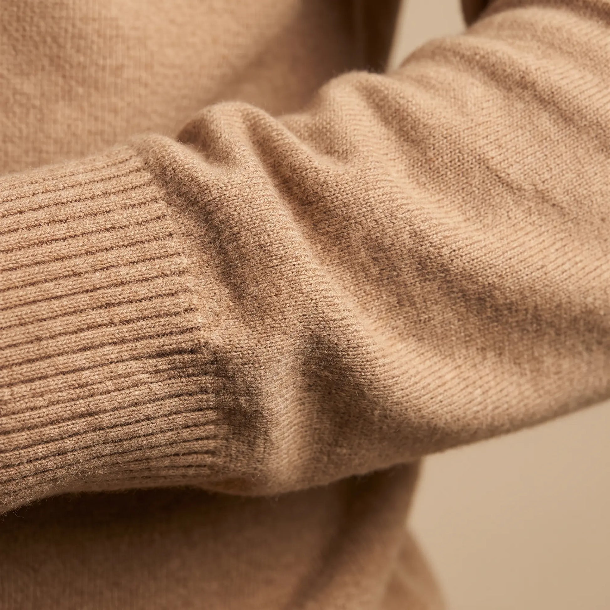 SPREAD COLLAR KNIT cuff and knit detail