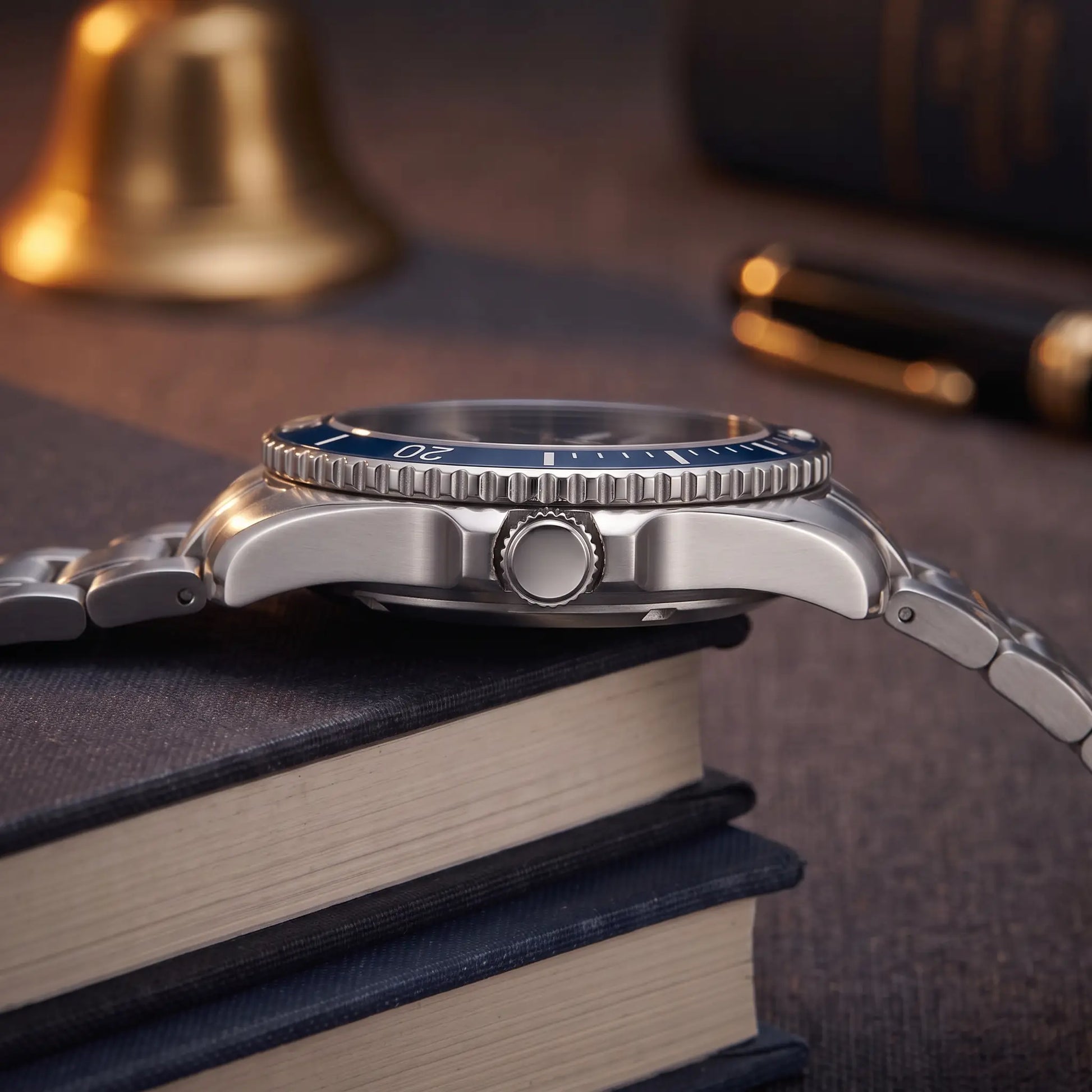 SUNRAY DIAL WATCH case profile - fluted crown, coin-edge rotating bezel and brushed steel bracelet