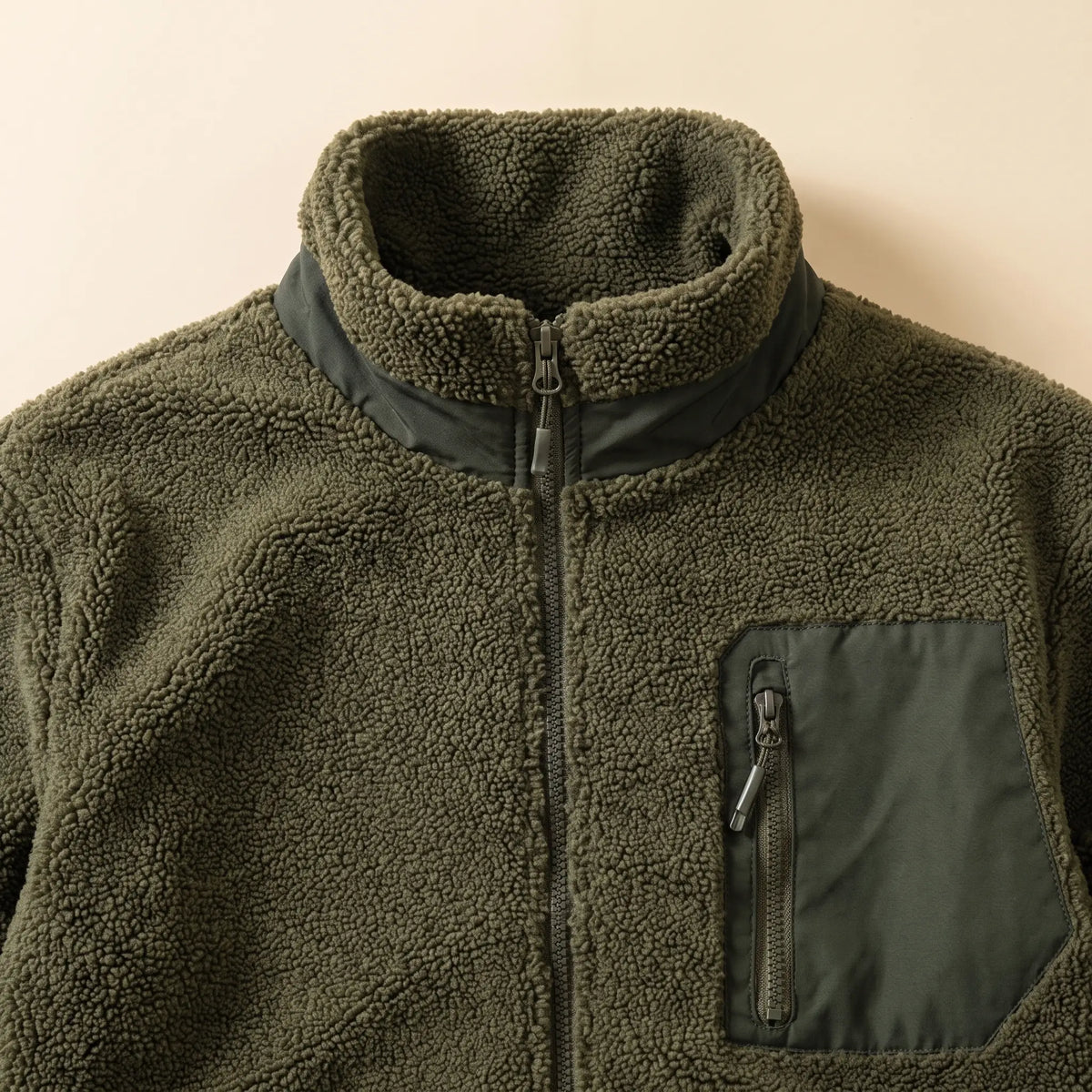 TEDDY FLEECE JACKET close-up of the sherpa collar and zip chest pocket, army green