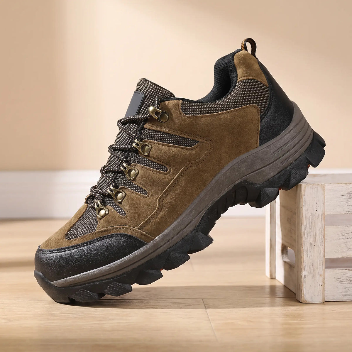 Toe Cap Hiking Shoes in Brown