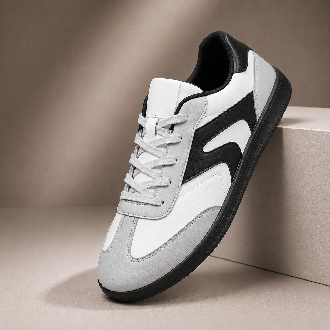 WIDE TOE STRIDE SNEAKERS