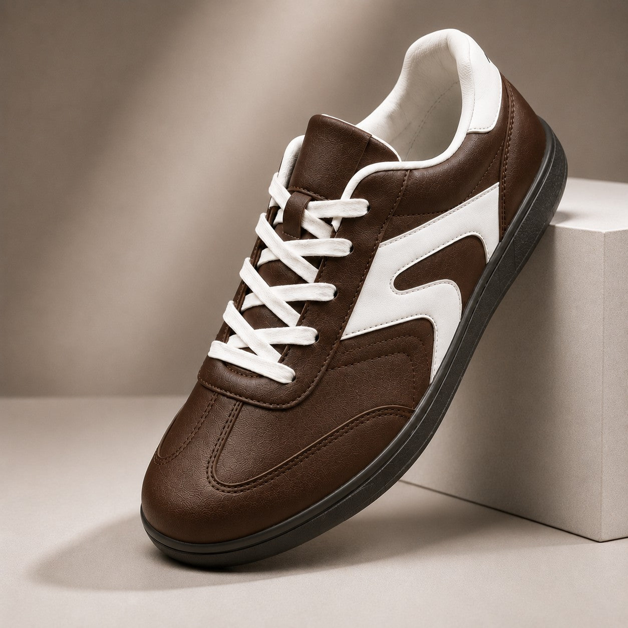 WIDE TOE STRIDE SNEAKERS