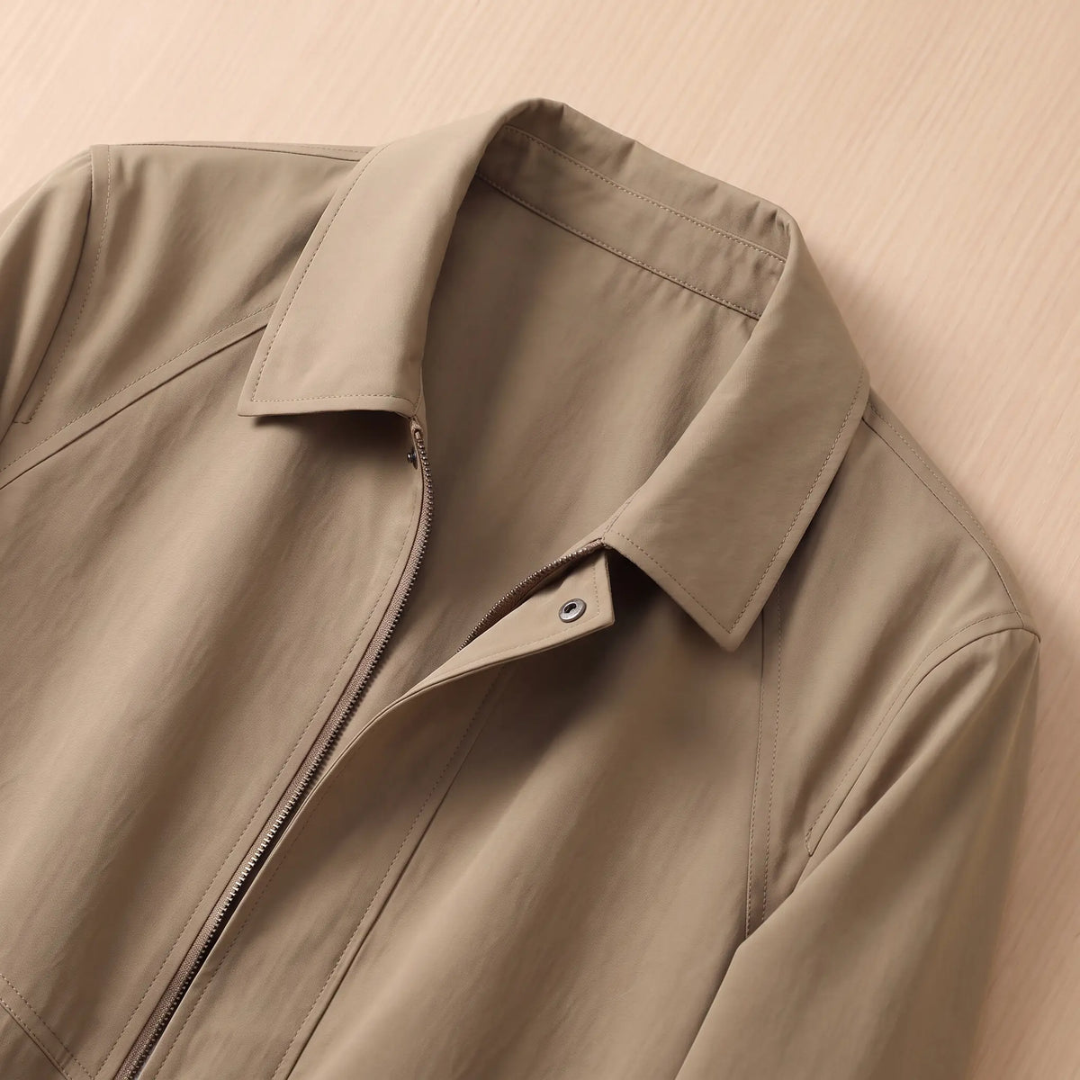 Close-up of the collar and the top of the zip