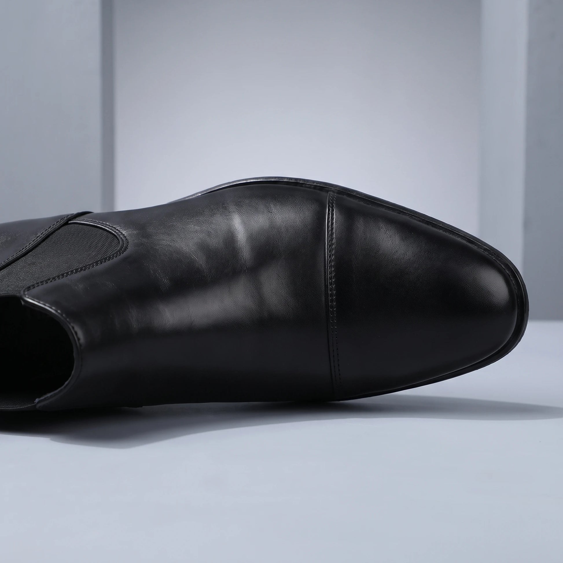 SMOOTH GENTLEMAN BOOTS black Chelsea boot toe and elastic side gore close-up detail