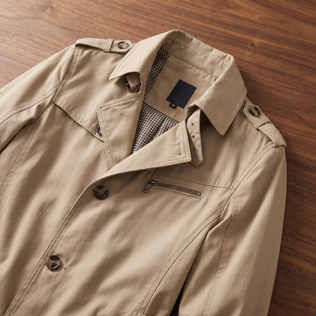 Collar and front closure detail