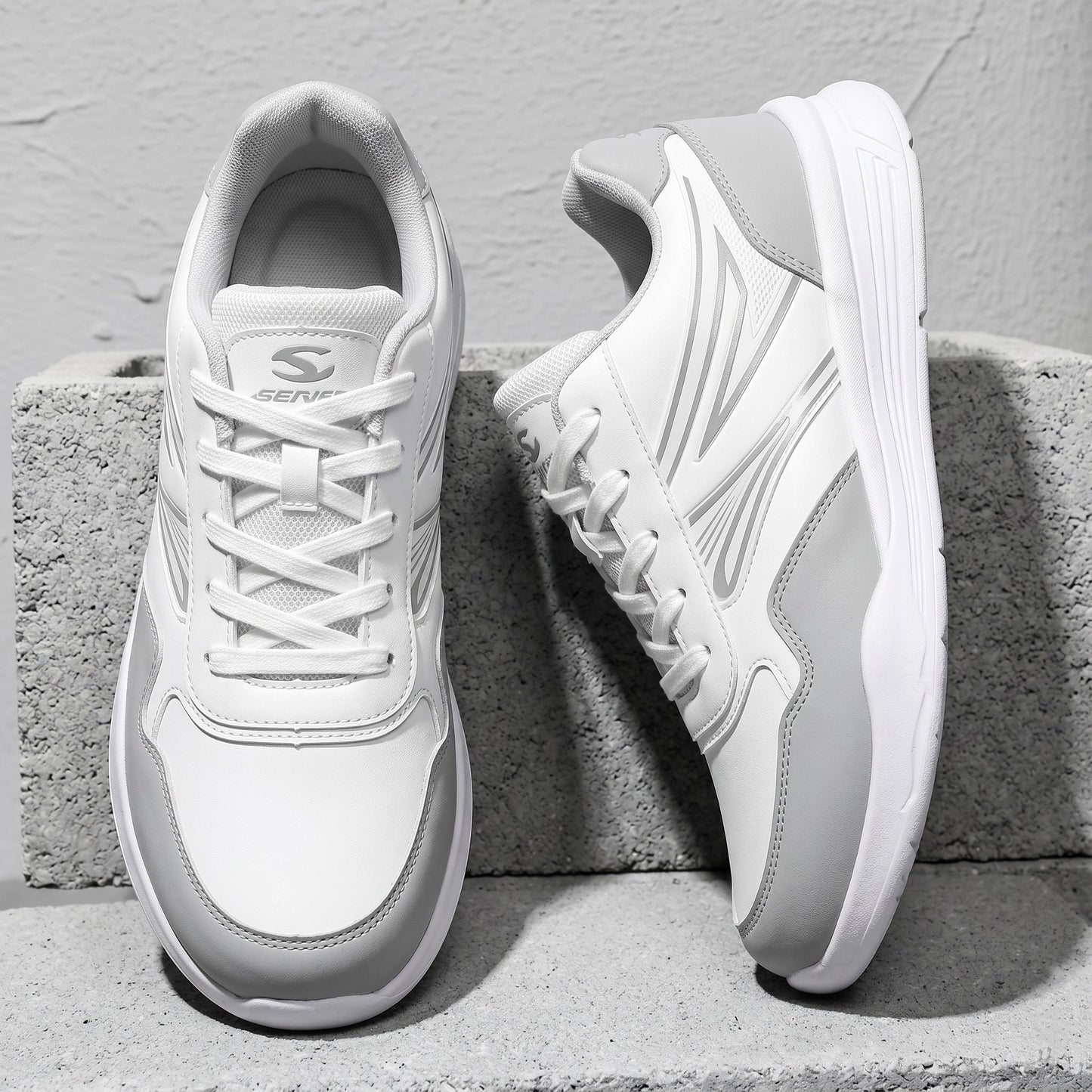 LIGHTWEIGHT WIDE TOE TRAINERS