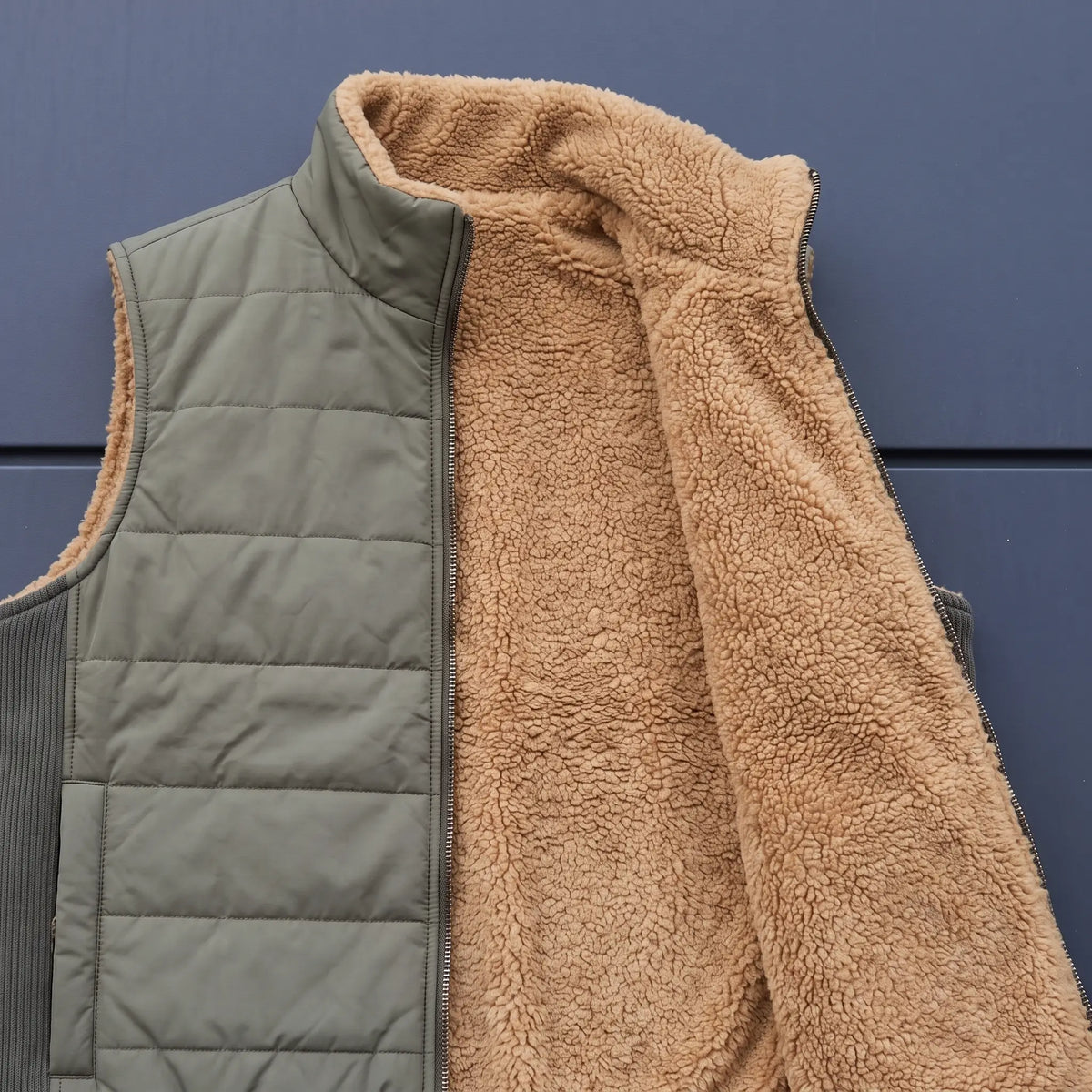 RIBBED SIDE VEST sherpa lining and collar detail