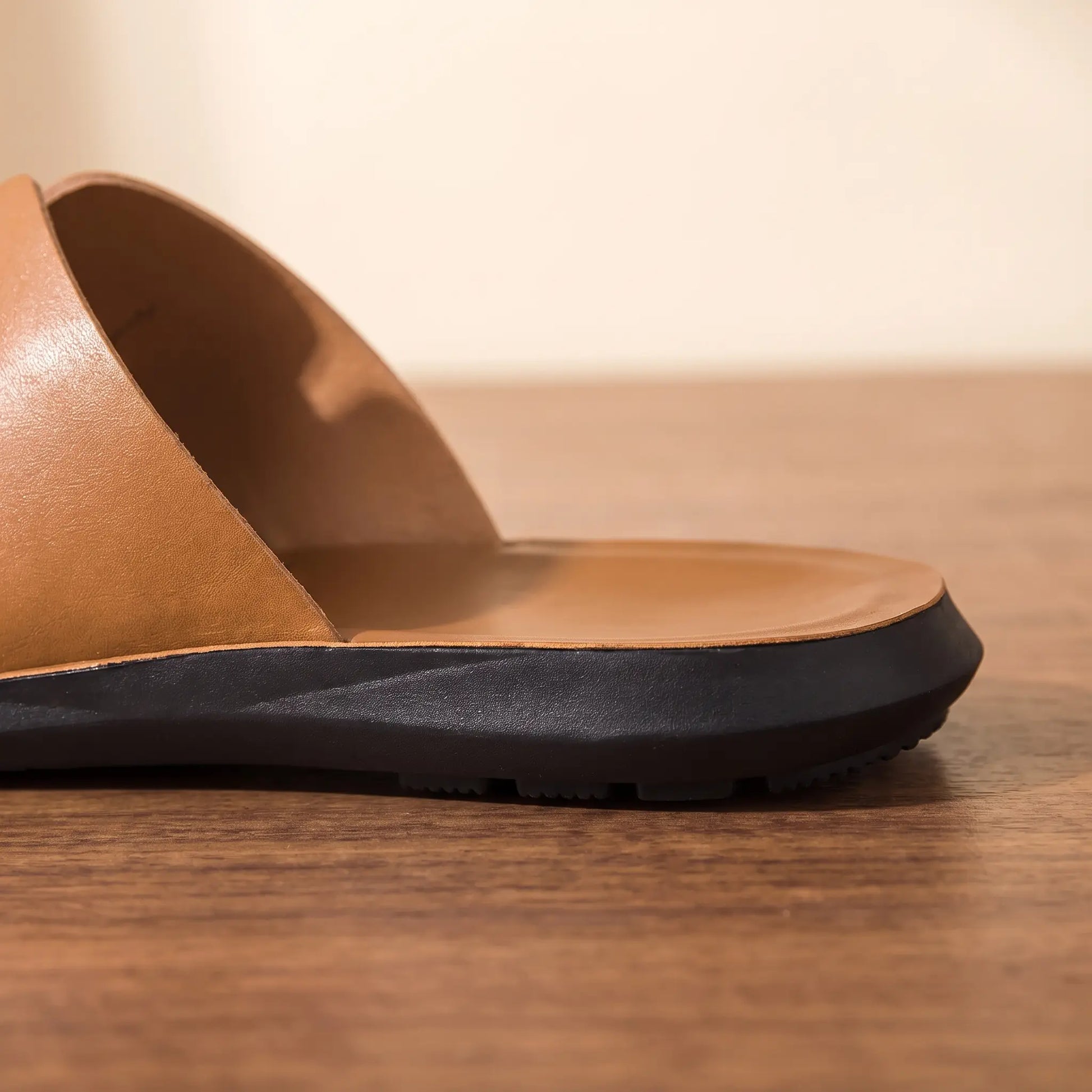 Slide heel and sole tread detail