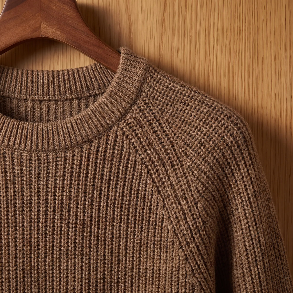 Raglan sleeve knit neckband and raglan seam detail