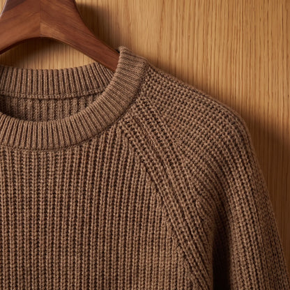 Raglan sleeve knit neckband and raglan seam detail