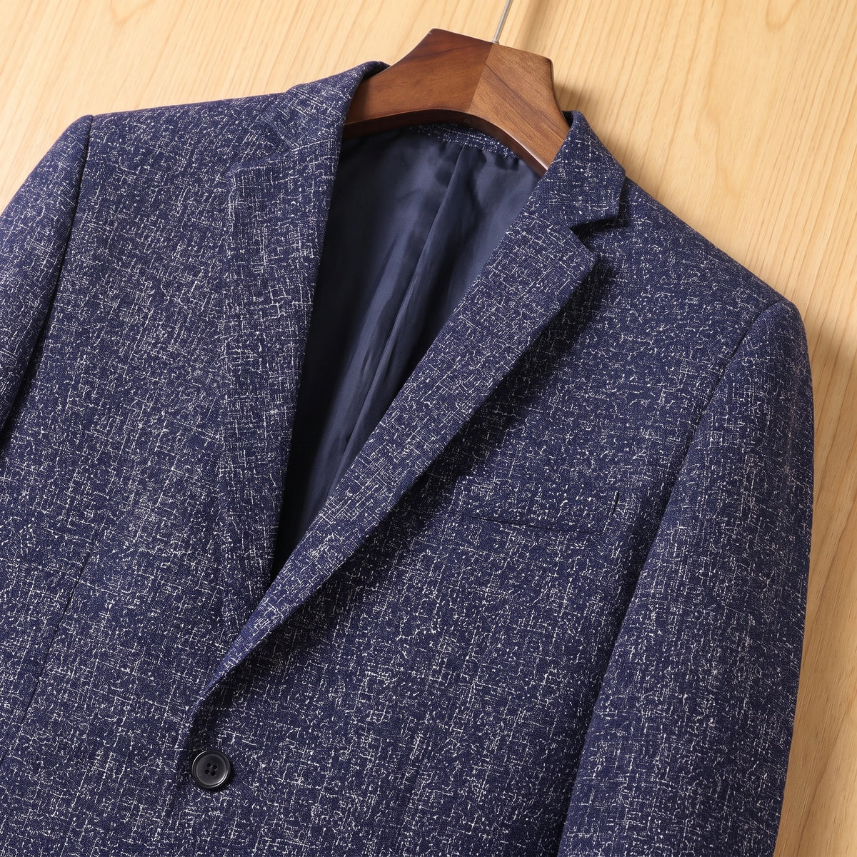Tailored slim blazer collar and chest detail